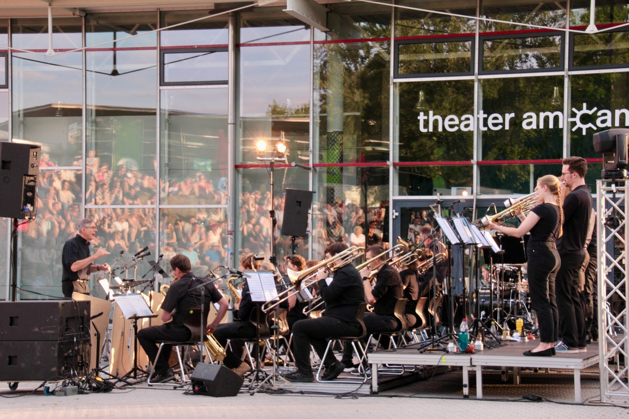 Eckhard Bosch beim leiten der Mittwochsbesetzung beim Sommerkonzert 2025 ©Dennis Streicher