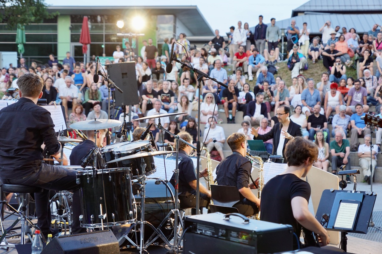 Victor beim leiten der Donnerstagsbesetzung beim Sommerkonzert 2025 ©Helena Stock